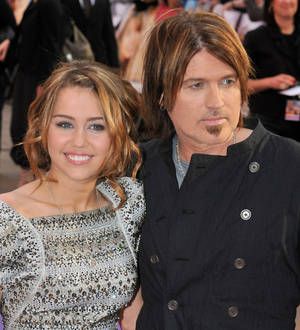 Miley Cyrus surprises dad on Broadway