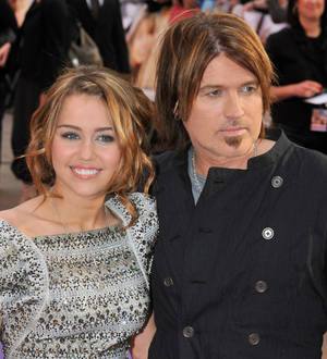 Miley Cyrus surprises dad on Broadway