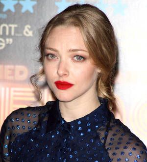 Amanda Seyfried receives musical welcome in South Korea