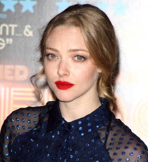Amanda Seyfried receives musical welcome in South Korea