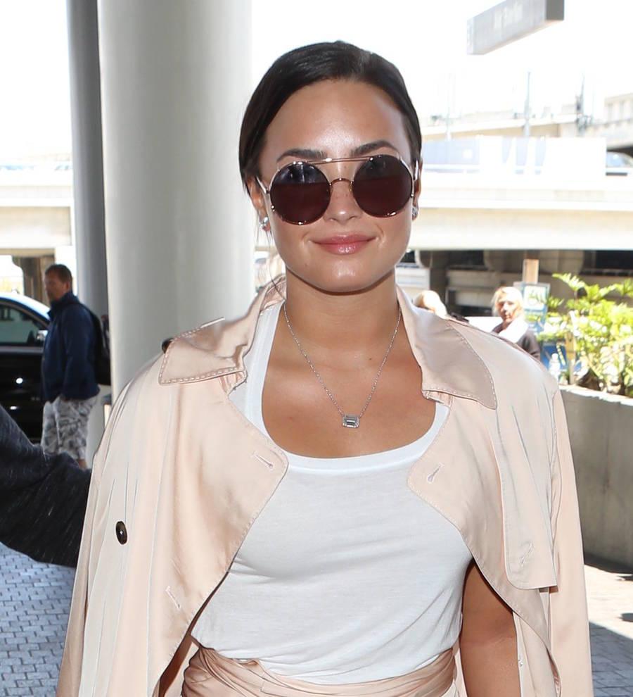 Demi Lovato covers Paramore when sound cuts out during DJ set