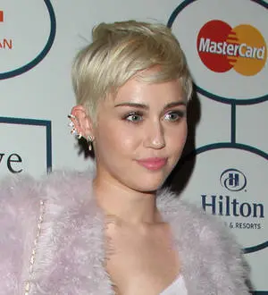 Sad Miley Cyrus trying to find the love for new pet