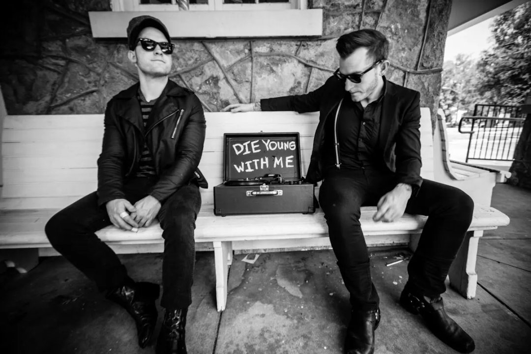 SINGLE PREMIERE: Blacklist Royals Drop The Cure Cover "Pictures of You"!