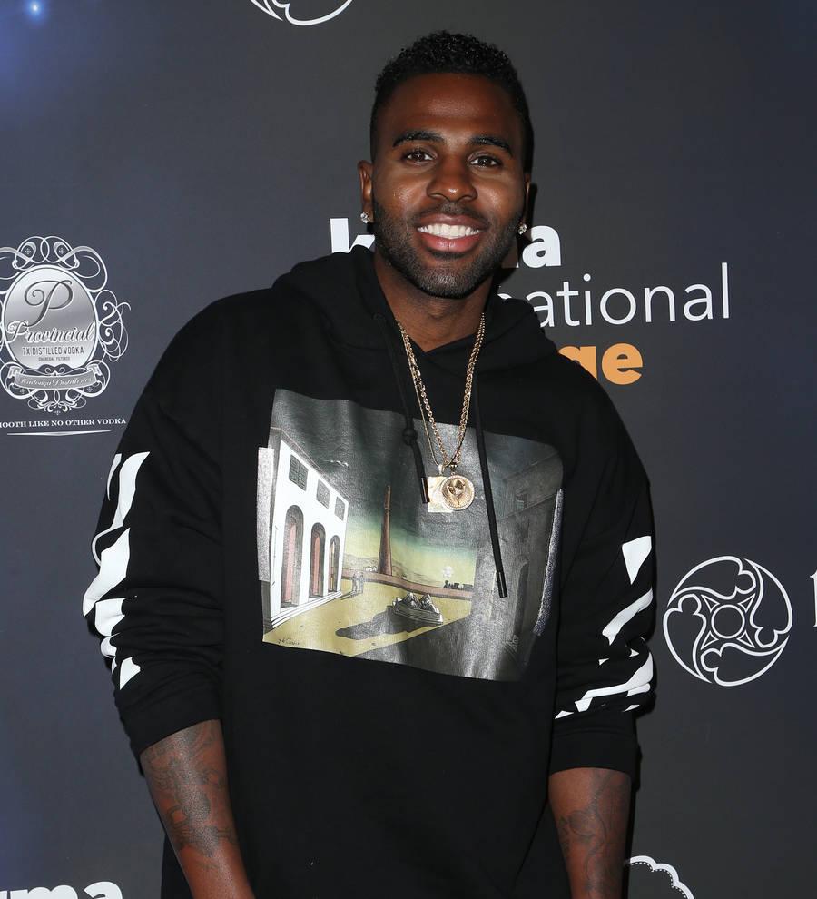 Jason Derulo makes surprise food donation to shelter on Thanksgiving