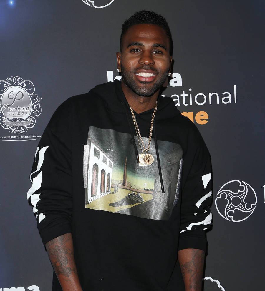 Jason Derulo makes surprise food donation to shelter on Thanksgiving