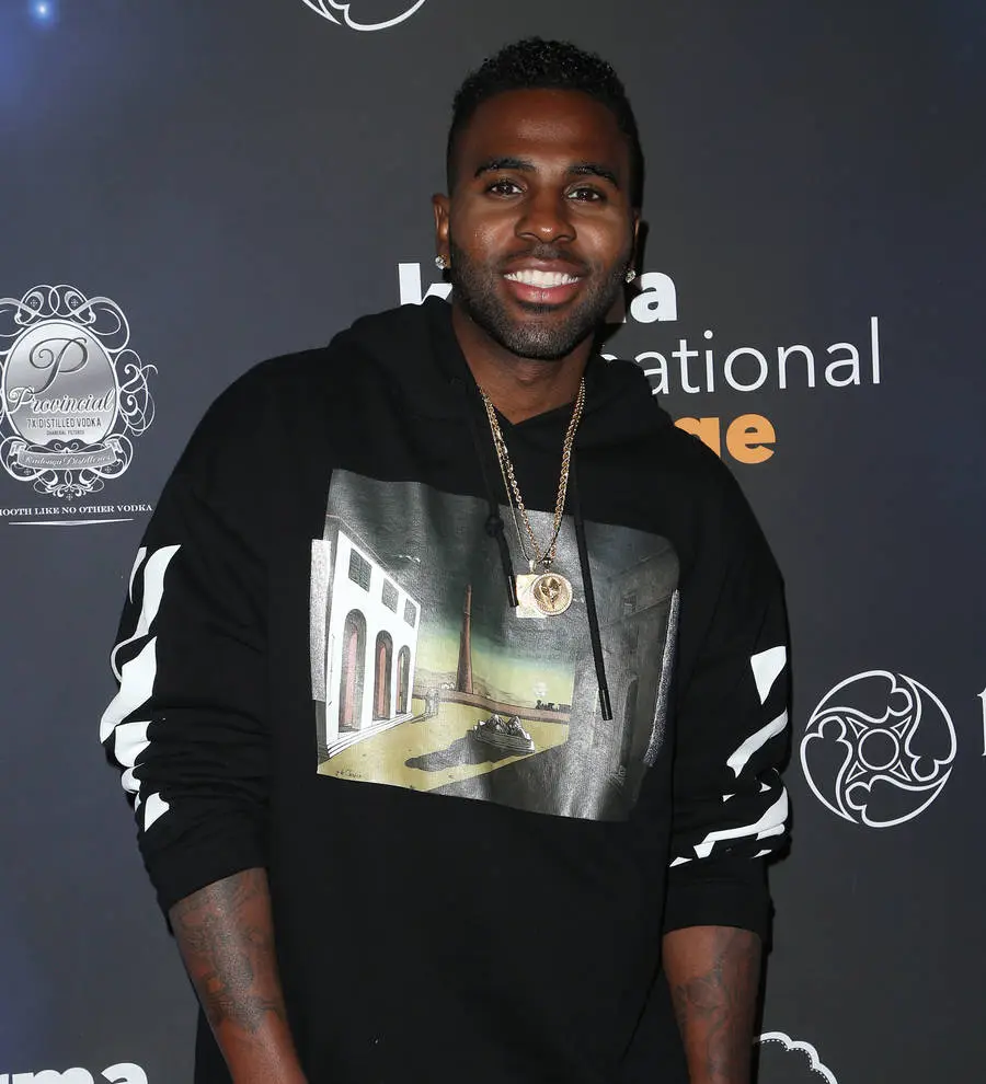Jason Derulo makes surprise food donation to shelter on Thanksgiving