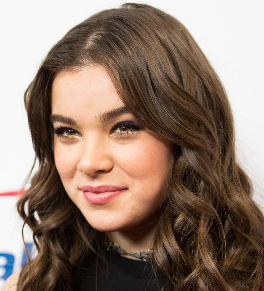 Hailee Steinfeld celebrates birthday onstage at Jingle Ball