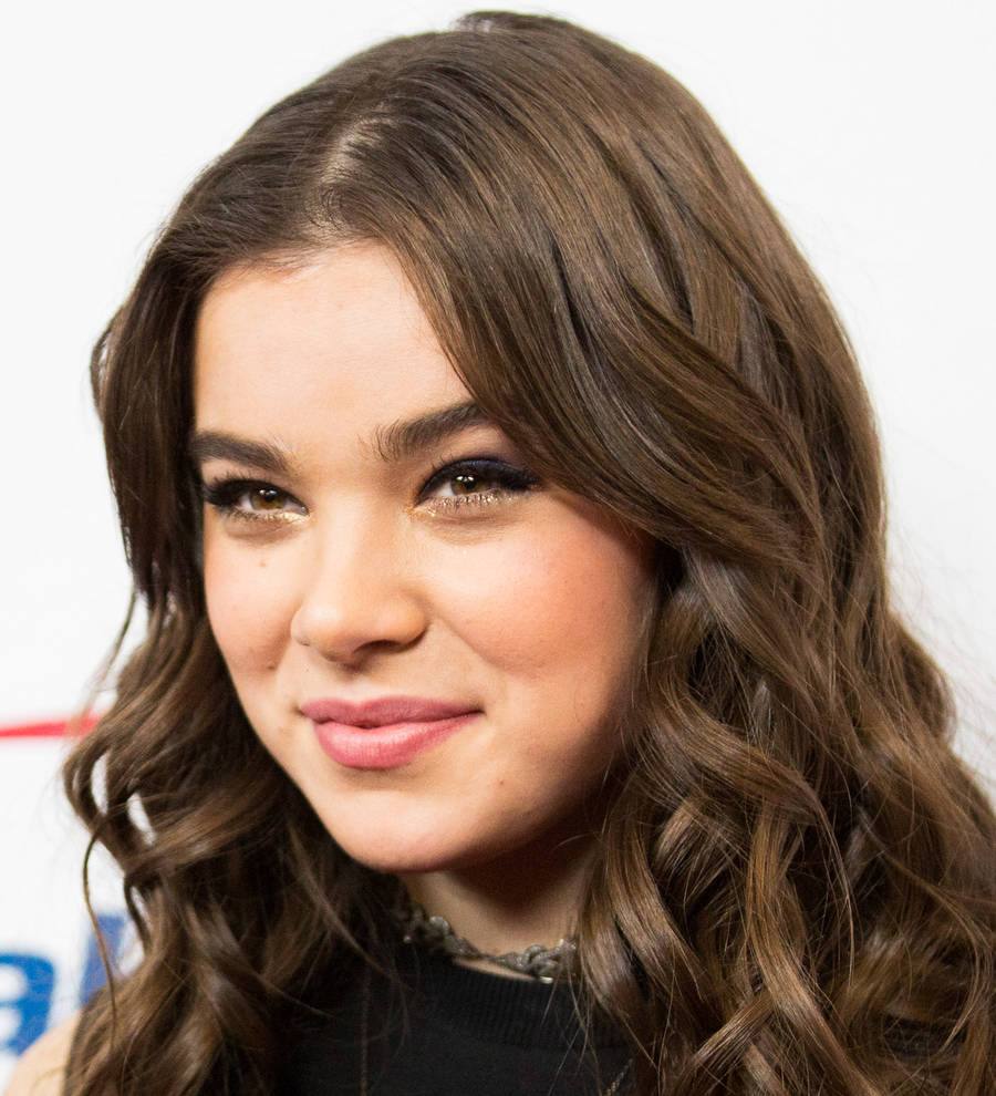 Hailee Steinfeld celebrates birthday onstage at Jingle Ball