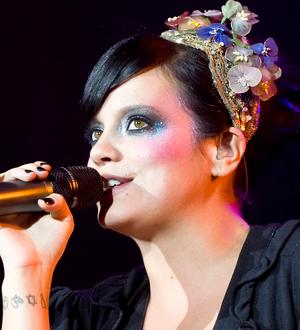 Sick Allen Skips Sir Elton's Fundraiser