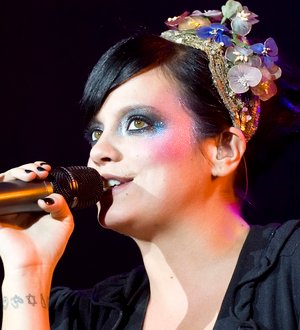Sick Allen Skips Sir Elton's Fundraiser