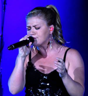 Kelly Clarkson attacks Clive Davis over memoirs
