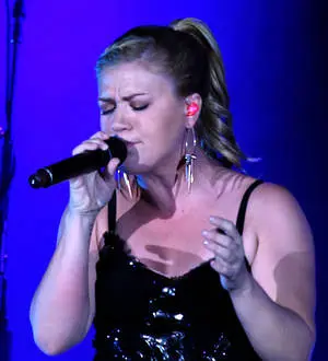 Kelly Clarkson attacks Clive Davis over memoirs