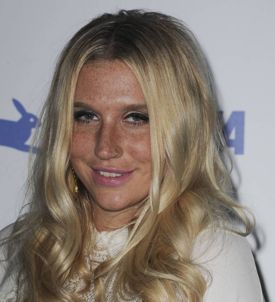 Kesha chokes up accepting human rights award