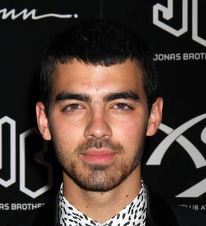 Joe Jonas avoids Jonas Brothers split questions on red carpet return