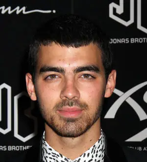 Joe Jonas avoids Jonas Brothers split questions on red carpet return