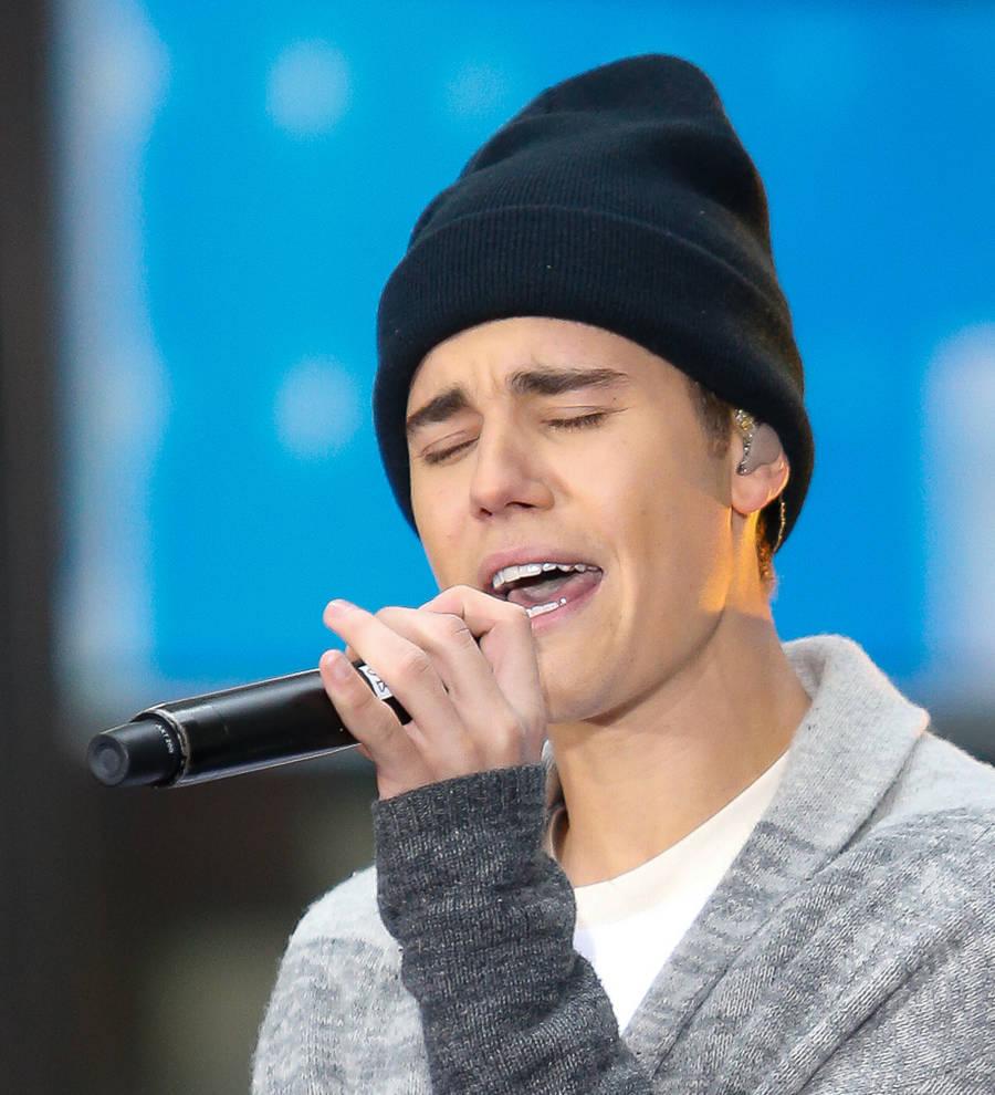Justin Bieber beats One Direction to U.S. number one