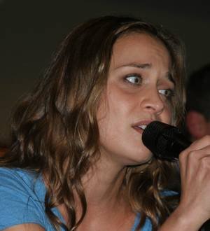 Fiona Apple storms offstage in Japan
