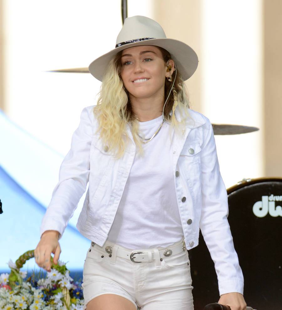 Noah Cyrus slept through sister Miley's TV duet plans