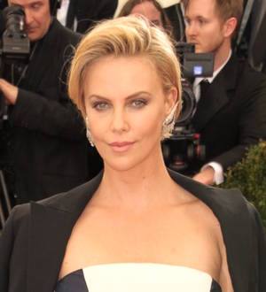 Charlize Theron shows off her bad singing skills on Saturday Night Live