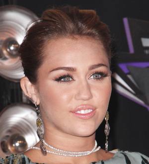 Miley Cyrus to sing Dylan