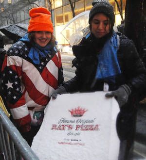 Justin Bieber treats fans to hot pizza during blizzard