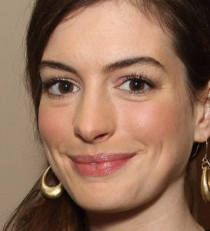 Anne Hathaway hosts engagement party