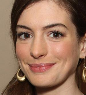 Anne Hathaway hosts engagement party