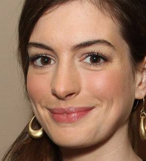 Anne Hathaway hosts engagement party