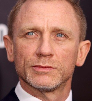 Daniel Craig sparks injury rumor with bandaged hand