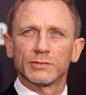 Daniel Craig sparks injury rumor with bandaged hand