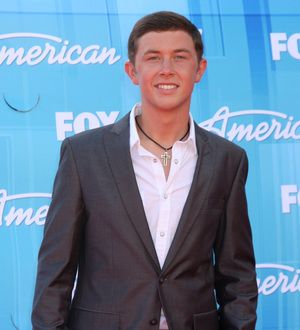 Scotty McCreery hounded by classmates for autographs