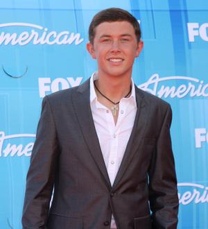 Scotty McCreery hounded by classmates for autographs