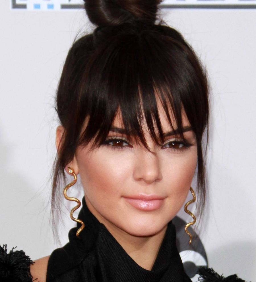 Kendall Jenner pranks sister on TV with baby news