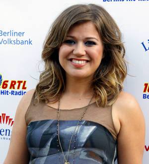 Kelly Clarkson sings at children's hospital