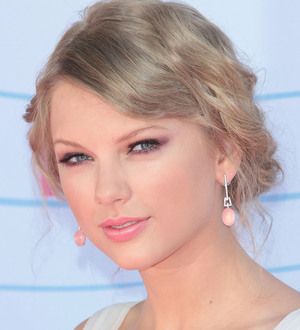 Taylor Swift leads CMA Awards nominations