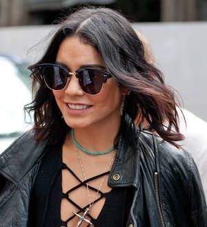Vanessa Hudgens nursing broken finger