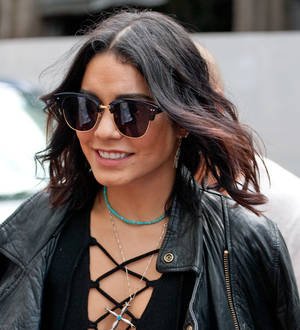 Vanessa Hudgens nursing broken finger