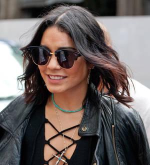 Vanessa Hudgens nursing broken finger