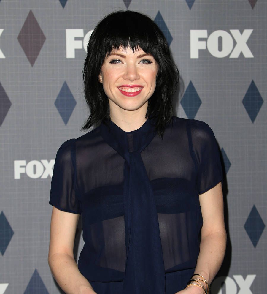 Carly Rae Jepsen busks for cash