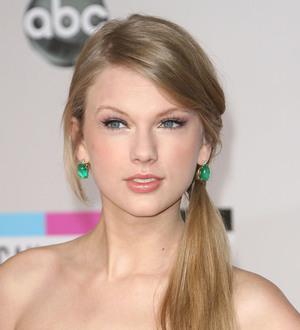Taylor Swift and Adele dominate 2011 American Music Awards