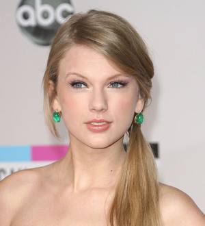 Taylor Swift and Adele dominate 2011 American Music Awards