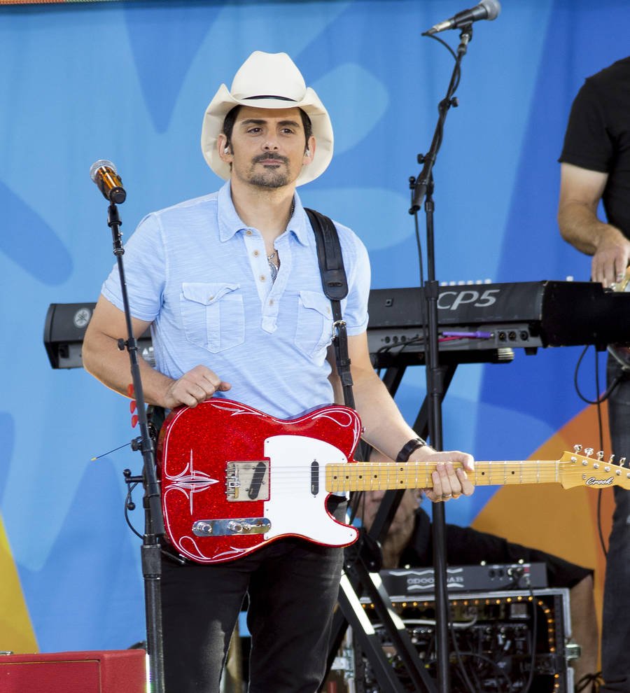 Brad Paisley and Jennifer Garner support flood victims in home state
