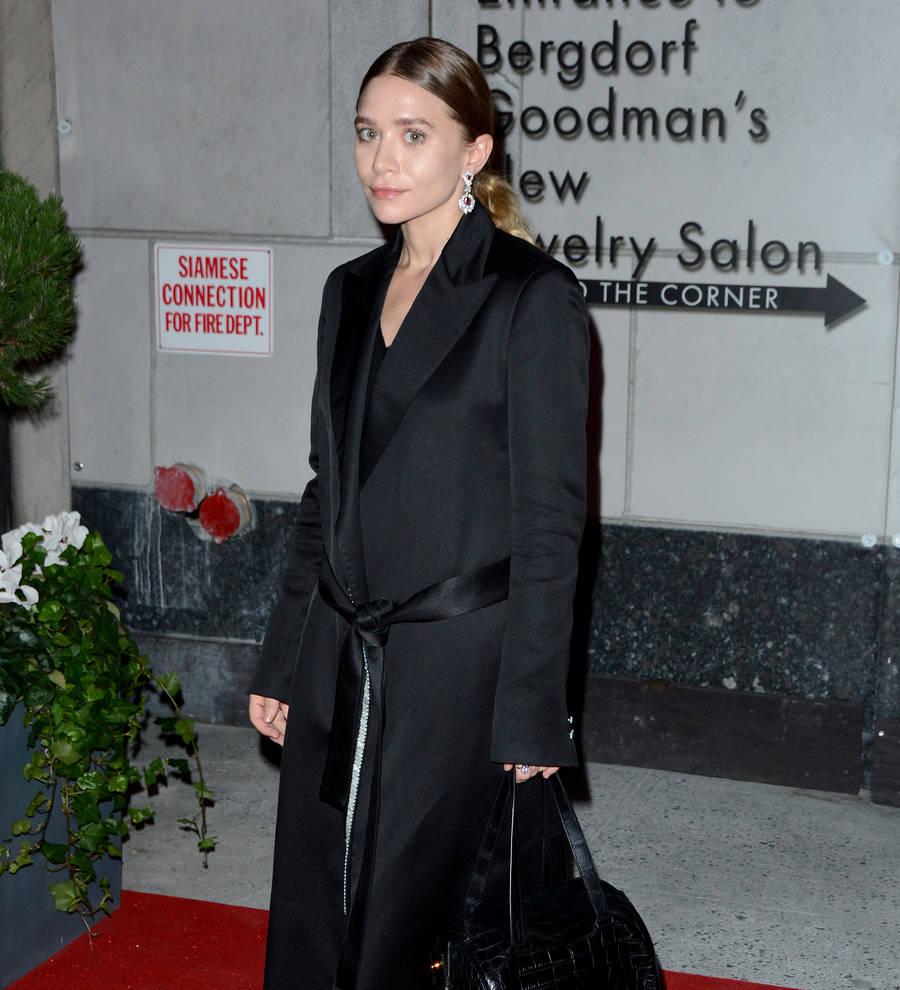 Ashley Olsen and Richard Sachs seal romance with a kiss
