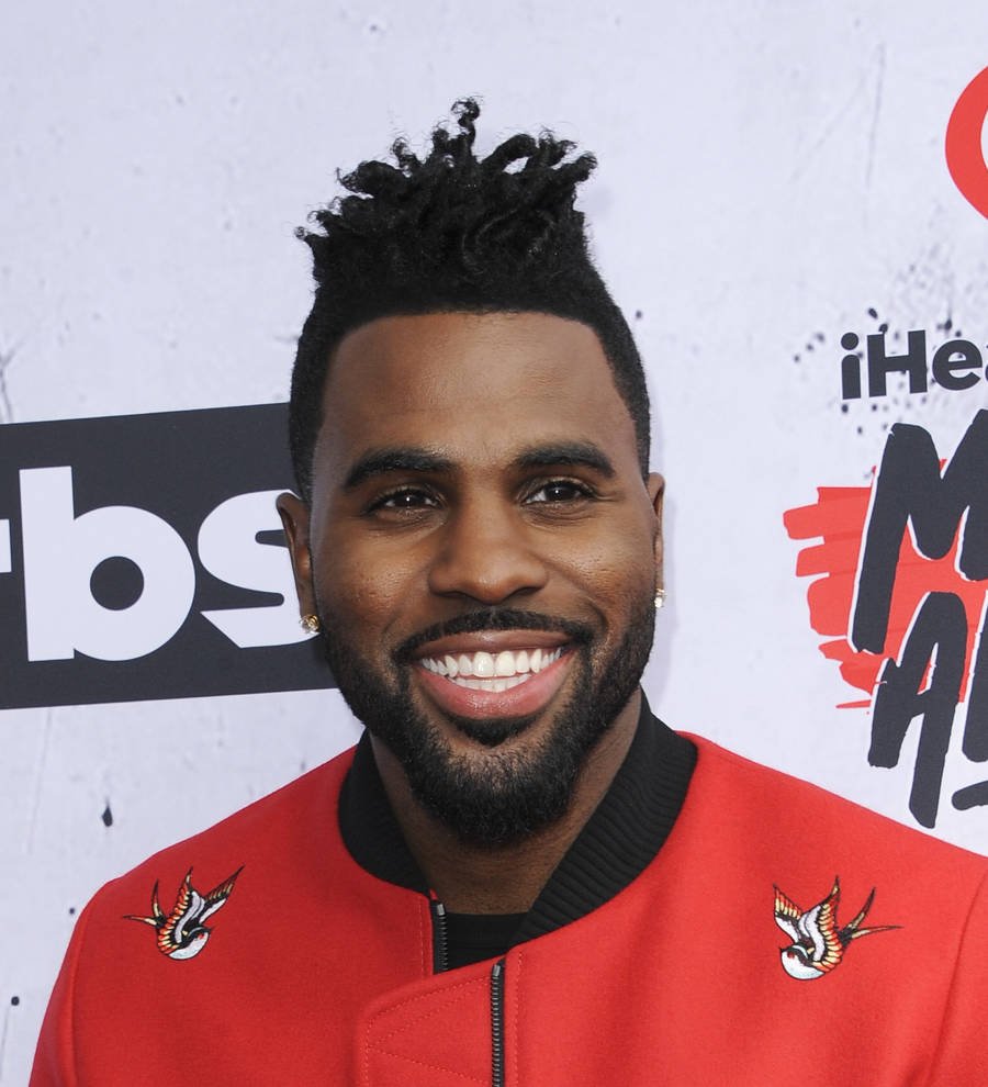 Jason Derulo sets up bathroom bar