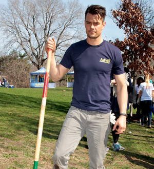 Josh Duhamel cleans up park for volunteer drive