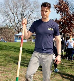 Josh Duhamel cleans up park for volunteer drive