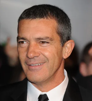 Banderas shows off sword skills