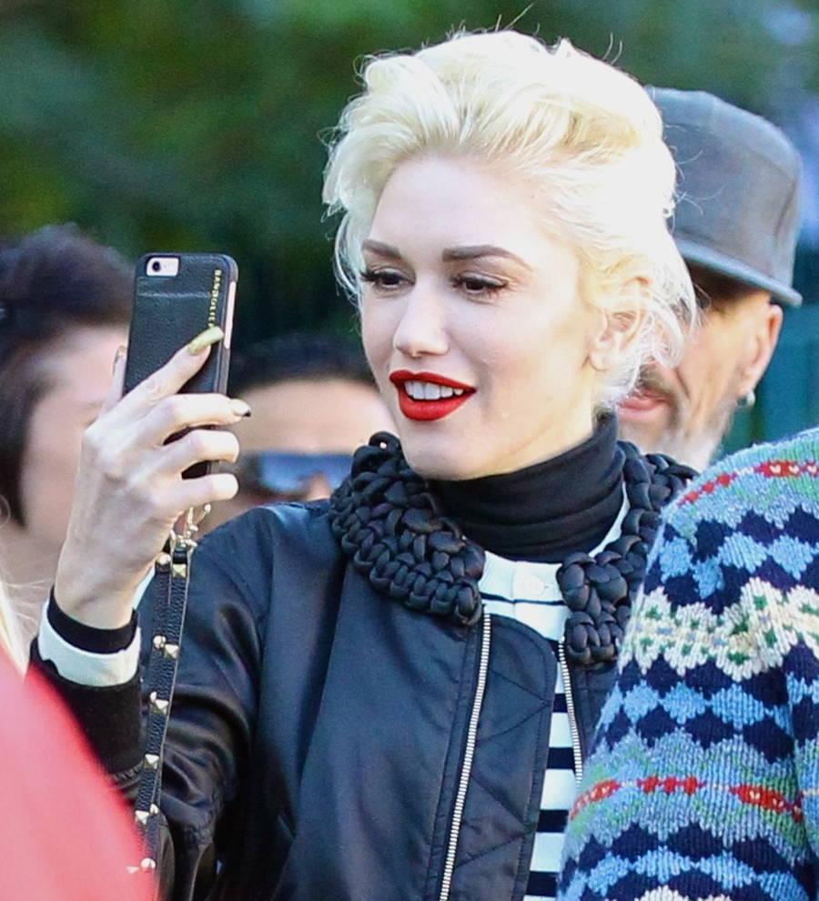 Gwen Stefani keeps Blake Shelton close during family trip