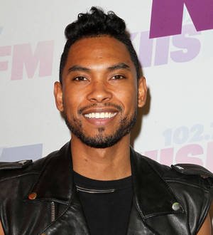 Miguel smashes into fans during Billboard Music Awards performance