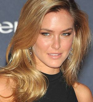 Bar Refaeli in tears at airport after missing her flight